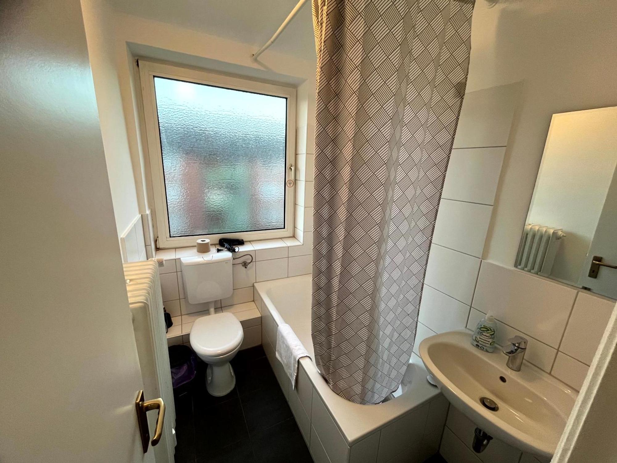 Apartment 3-zimmer Monteurwohnung Mit Balkon Neumuenster