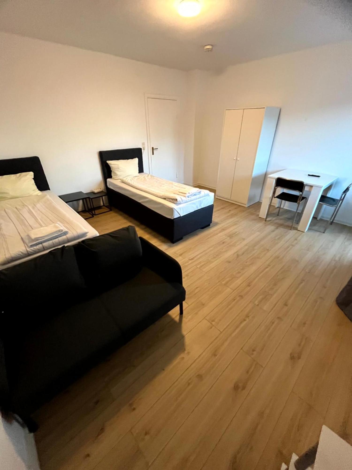 Apartment 3-zimmer Monteurwohnung Mit Balkon *